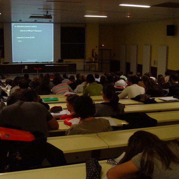 Amphithéatre où se déroule un cours de JL Duroux que suivent de nombreux étudiants