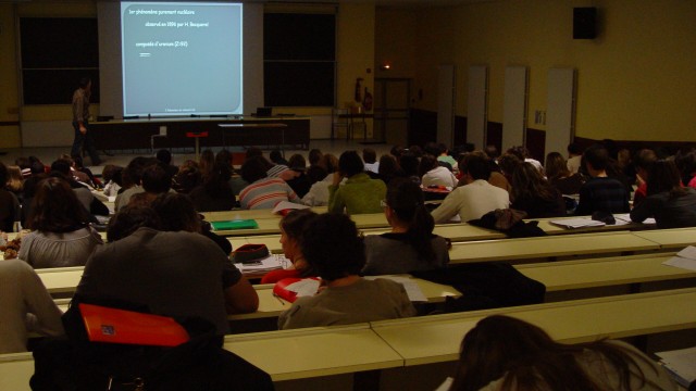 Amphithéatre où se déroule un cours de JL Duroux que suivent de nombreux étudiants