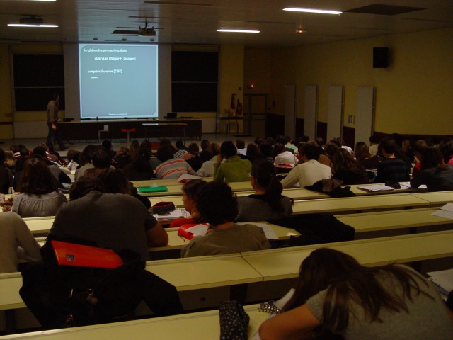 Amphithéatre où se déroule un cours de JL Duroux que suivent de nombreux étudiants